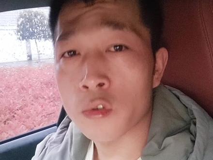 单亲爸爸带娃，硬气是底色，齐心是底气！