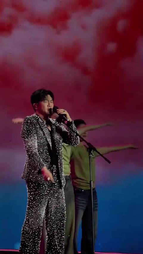 #苏有朋[超话]# 一起来听听哥下班神曲《爱》！期待下一场相遇！#山海和鸣乐动东港群星演唱会##全世
