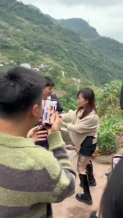 云南24岁孤儿小小徐邀请全网参加婚礼喝喜 ，网友给力酒撑场面。 人间烟火，人间冷暖！！善良的网友[手
