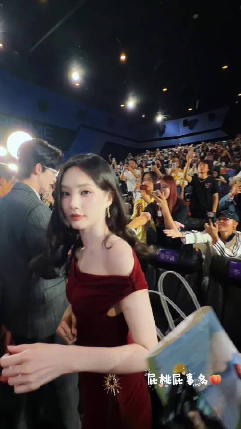 #李一桐答应了我的求婚# 就这样娶到了我们美人余李一桐！ 我：老婆嫁给我好不好 李雪：好大的钻戒💍（