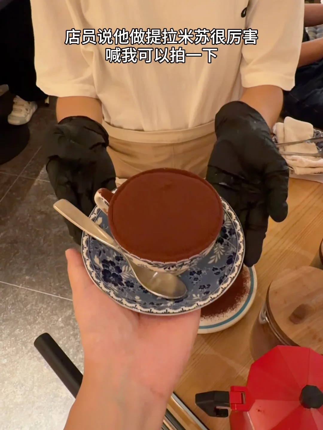 店员说他做提拉米苏很厉害 喊我可以拍一下