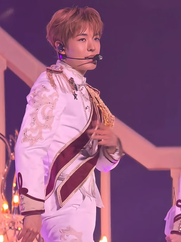 得能勇志完全就是童话里走出来的清秀小王子🤍 白色宫廷制服衬得气质干干净净 眉眼清俊，舞台上又灵动又耀