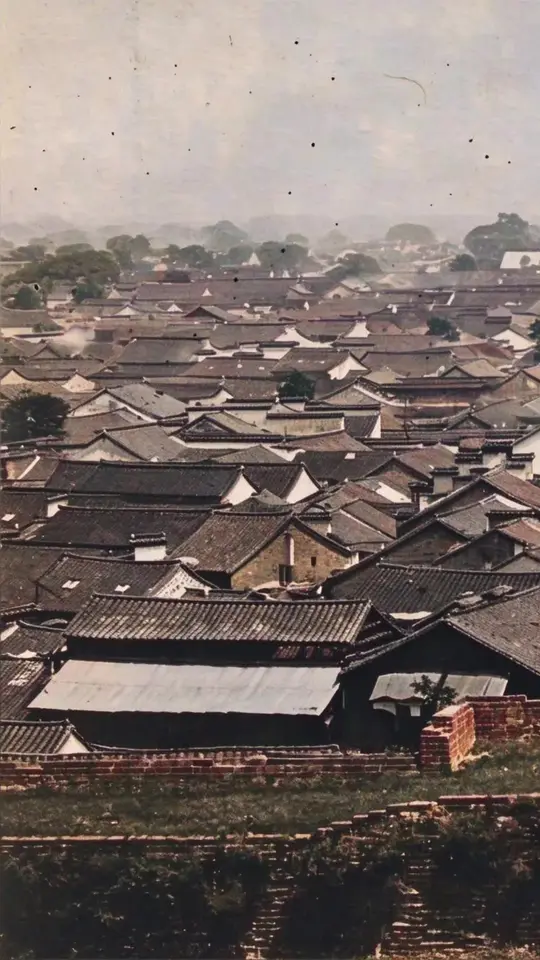 这张百年老照片，拍摄于南京聚宝门（中华门）城墙之上，镜头朝北，俯瞰整个城南片区。 成片鳞次栉比的江南