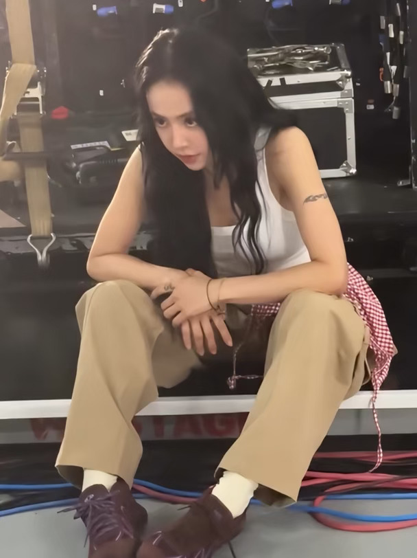 蔡依林這不是在秀鞋 是在勾引人