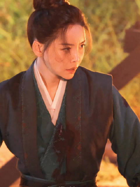 #于文文#  宝剑黯如水 微红湿余血 @Kelly于文文