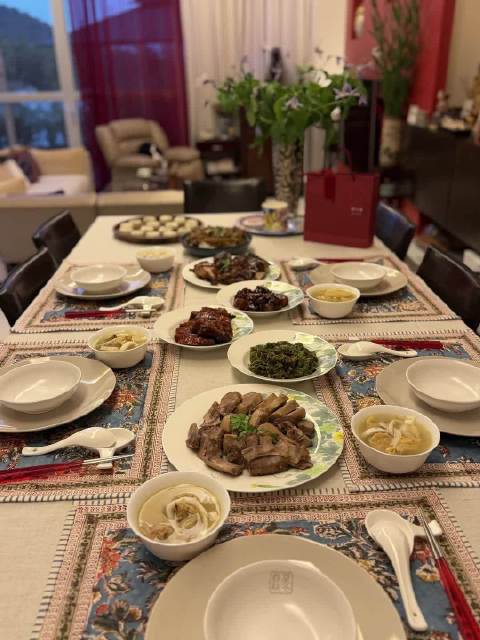 择日不如撞日。临时决定去吃了个隆重的“家常便饭”，二姐还有升学礼物收。一晃11年过去，孩子们一个个走