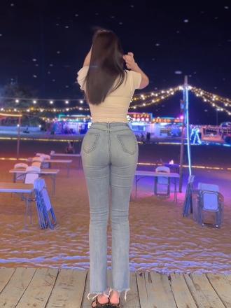 紧身牛仔裤穿搭