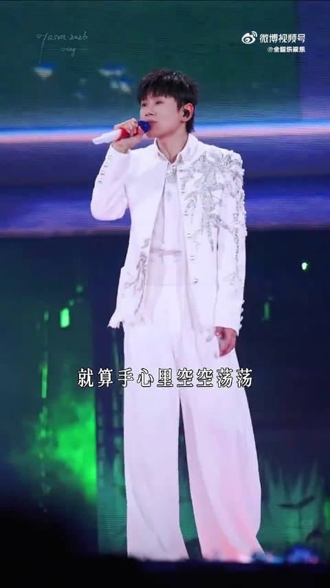 #张杰献唱纪录片走过万水千山主题曲# 旋律响起，仿佛看见漫漫长征征途，张杰用歌声承载理想，让红色精神