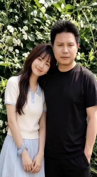 日出东南隅，照我秦氏楼。秦氏有好女，自名为罗敷。