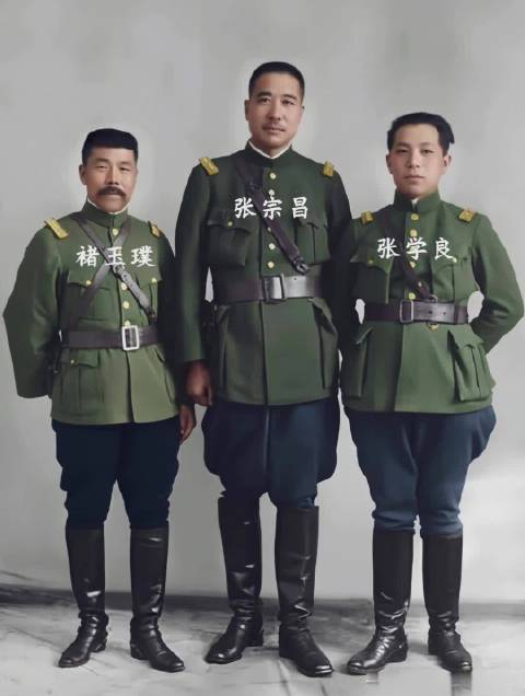 一九二七年， 张学良与 张宗昌的戎装照。这并非演戏，也不是电视里的扮演者，而是他们三人真实老照片，货