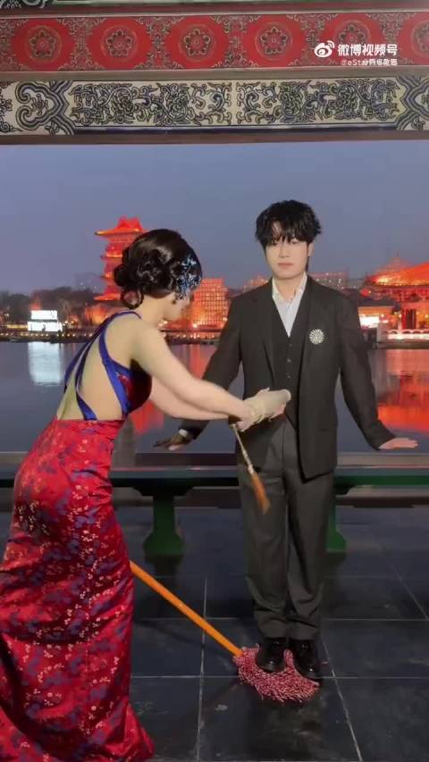 #花海黄灿灿抽象版八音盒#花海与黄灿灿碰撞出极度抽象的视觉张力，隔着屏幕都自带窥视尴尬之感