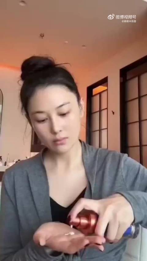 张馨予分享化妆全过程，简单一画