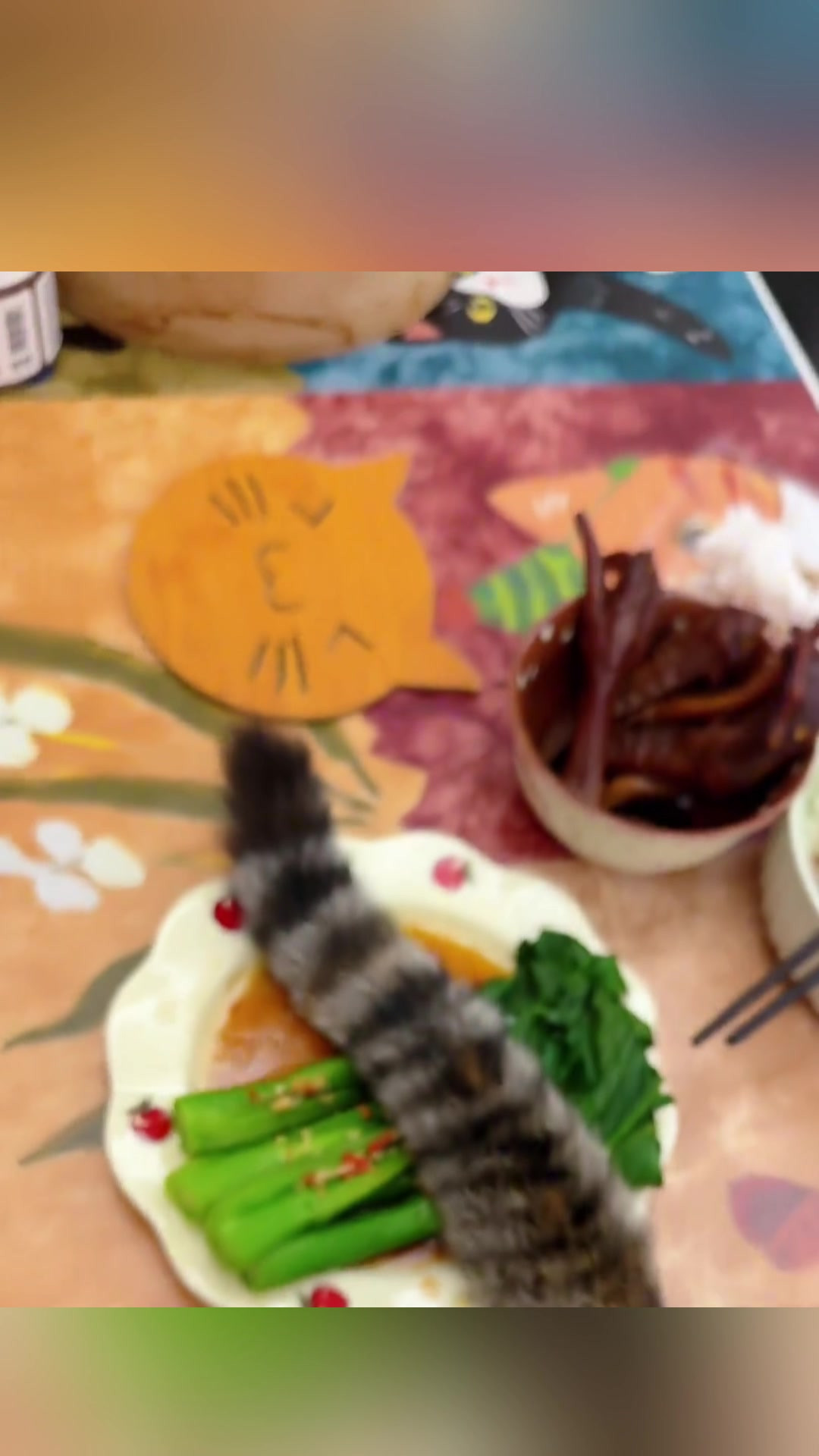 蹲坐在桌上的猫觉得很可爱，但看到它尾巴下的菜就有点烧心了，网友：你的菜把它尾巴弄脏了