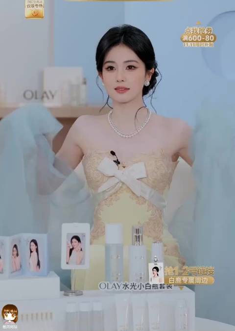 #白鹿问自己是不是瘦了#白鹿直播聊进组准备，问大家自己是不是瘦了，健身调整体态，朝玉阶即将开拍