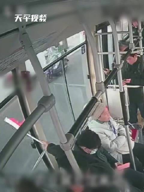 【#网约车违规停车引发开门杀致人死亡# 一审获刑一年三个月】日前，北京市朝阳区人民法院审结一起网约车