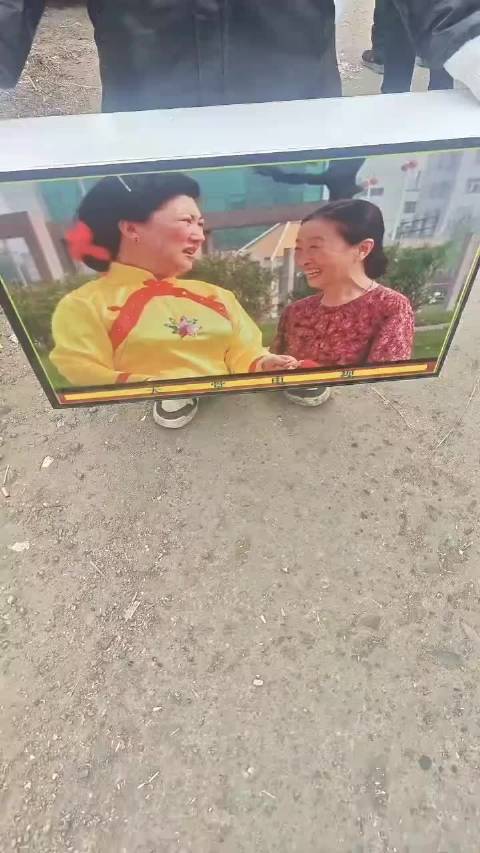 #已故演员高秀敏被印上祭祀用品# 高秀敏和张少华作为国内知名演员，生前给我们带来了很多欢乐，也留下了