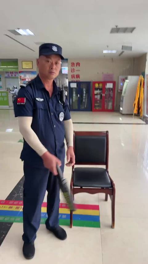 外卖骑手送餐进医院，安保要求外卖过一遍安检。女骑手当场不乐意，觉得保安刻意刁难自己，各位怎么看？