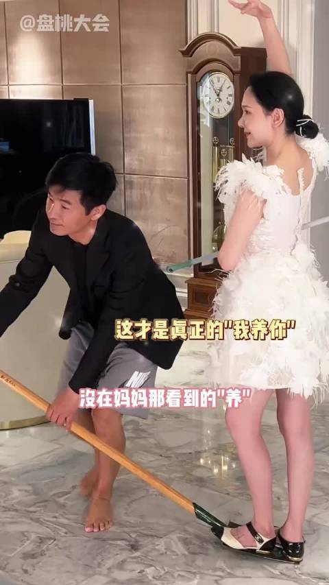 #程莉莎力挺郭晓东#在《披荆斩棘》四公被淘汰后，妻子发文力挺，一句“只是跑调，没有跑偏”的喊话直接冲