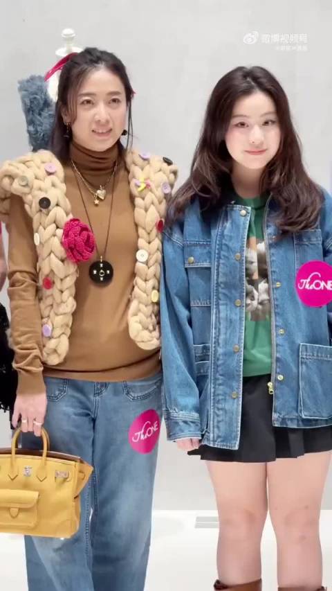 甘比和女儿出席活动，女儿五官像极了刘銮雄，尤其是嘴巴和眼睛，简直就是刘銮雄翻版