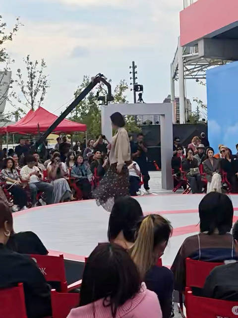 #余承恩看秀松弛少年感#余承恩现身REDLOOK 2026秋冬大秀，状态很松弛