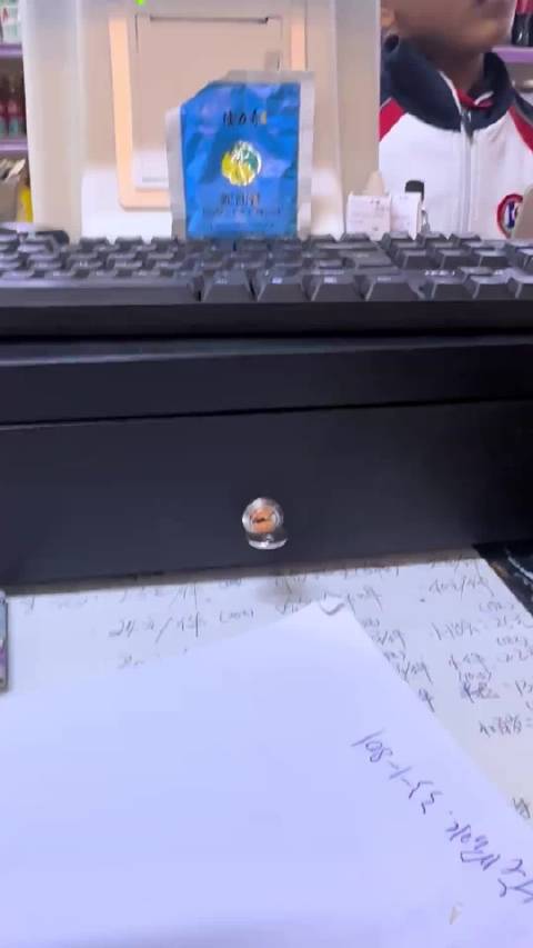 第一眼以为是拿了个遥控器糊弄孩子