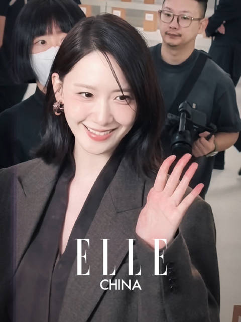 林允儿@LIMYOONA90 亮相#米兰时装周#Max Mara 2027春夏系列时装秀现场，身着挺