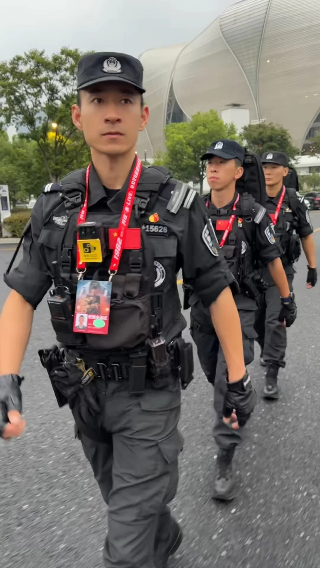 张杰演唱会场外遇见执勤特警，全副武装守护