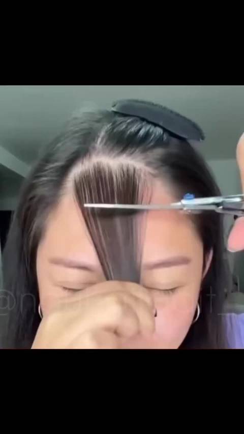 每个人必定经历的尴尬事件：一个人用剪子剪刘海  ​​​