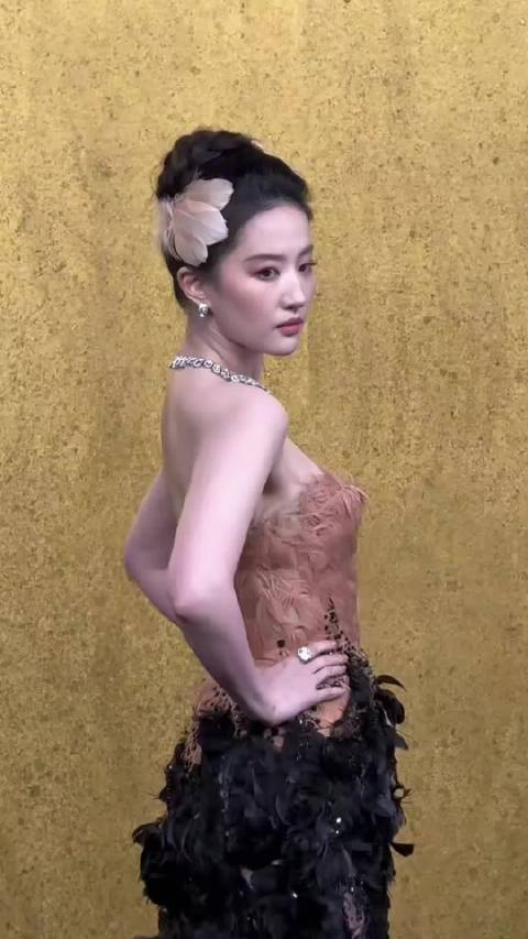 VOGUE红毯最适配的主人她来了刘亦菲 凤凰神女，这种灯光下整个人都还是粉粉白白的，耳环消失术