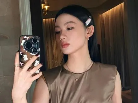 不知道，只知道单依纯的身材很曼妙