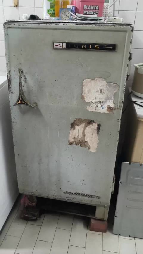 一台七八十年前的老冰箱，至今仍在正常使用
