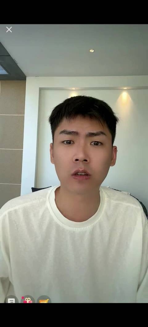 高忆晨夸二驴善良仁义人品好，直言我驴大爷这人高尚又有情怀，性情仁义，对待奶豆也是真的好，跟驴家玩一点