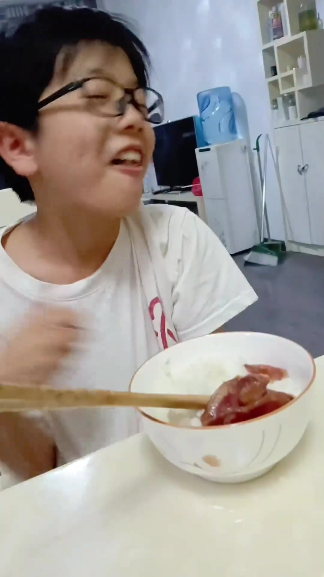 小孩哥做饭给爸妈吃，妈妈表面一套背地一套，给你做都不错了