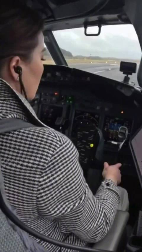 嚯！飞玩战斗机，飞客机。泰国王后亲自驾机飞了七个小时，访问日本。全球国家元首中这么玩的也是独一份哇[
