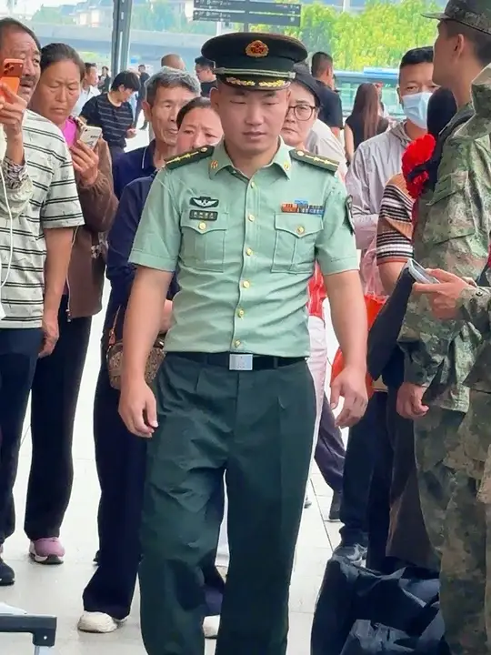 部队接兵领导组织新兵集合，出发奔军营， 这位领导啥级别