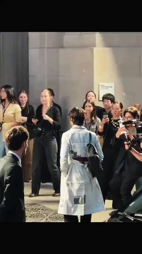 一如既往，巴黎时装周收官香奈儿大秀 依旧是压轴登场，依旧是最高规格礼遇。 一步出场，惊艳巴黎，震撼全