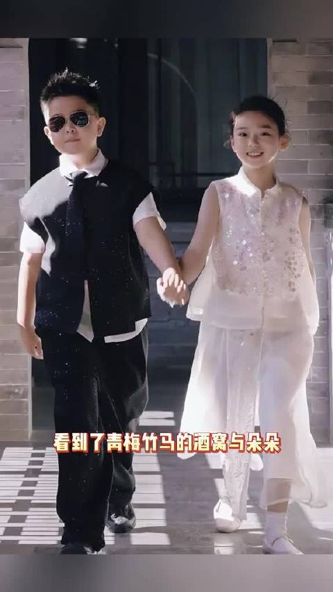 没有对比就没有伤害！ ​小酒窝和朵朵，一个小小年纪就要赚钱 ​另一个却进了国际学校！原因很简单：经济