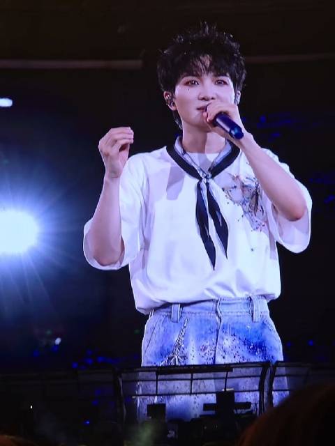 #周深首唱大梦归#[音乐]#周深长沙演唱会#  结束曲《大梦归》前的talk “请你坚信那个最美好的