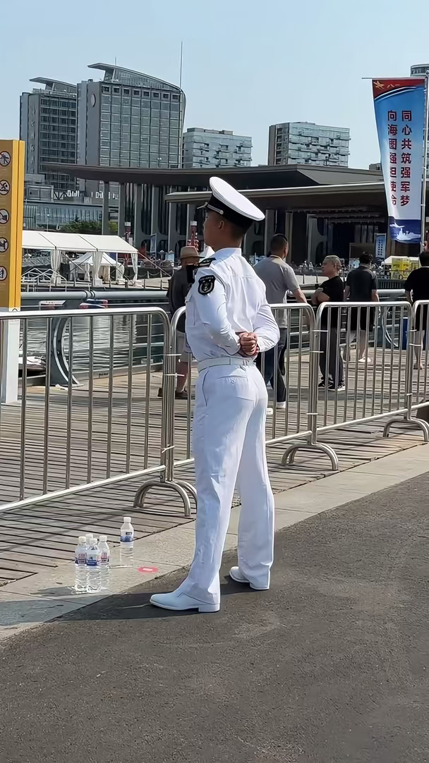 北海舰队开放日战士站岗巍然不动，像一尊雕