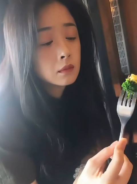 蒋欣每次吃菜都像一个犯错的孩子，柠檬汁拌西兰花，一看就不好吃