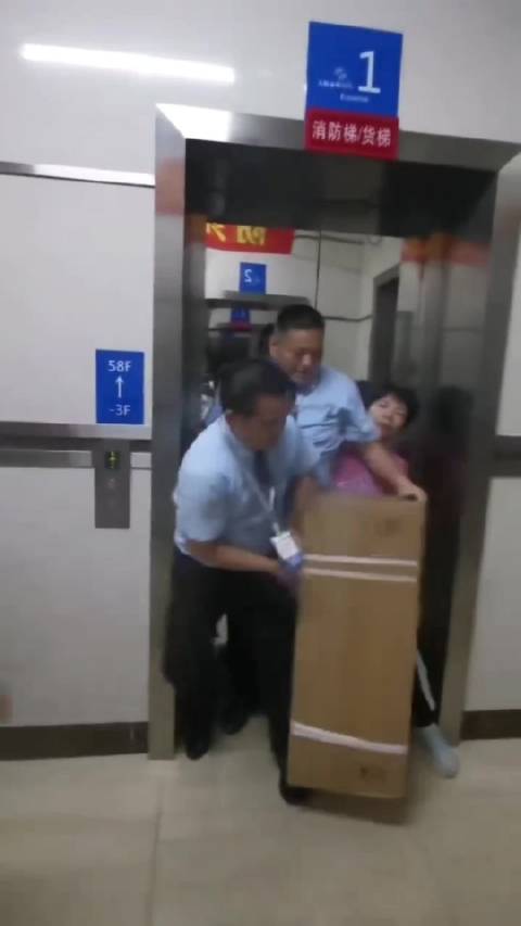 物业是谁发明的？到底谁是主人？业主花钱买的房，物业收着租金，业主还要看物业脸色？物业不就是业主雇得管