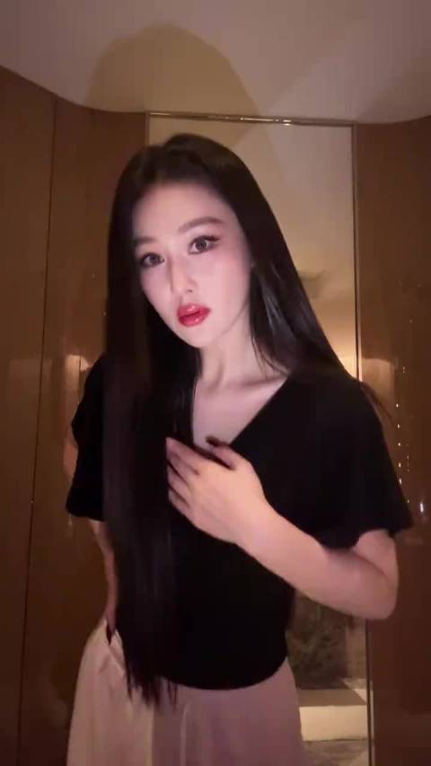 #张馨予[超话]# 🐱#张馨予苏可# zxy#张馨予比山更高的地方#  姐宝，能安排个光绘镜头签吗🤩