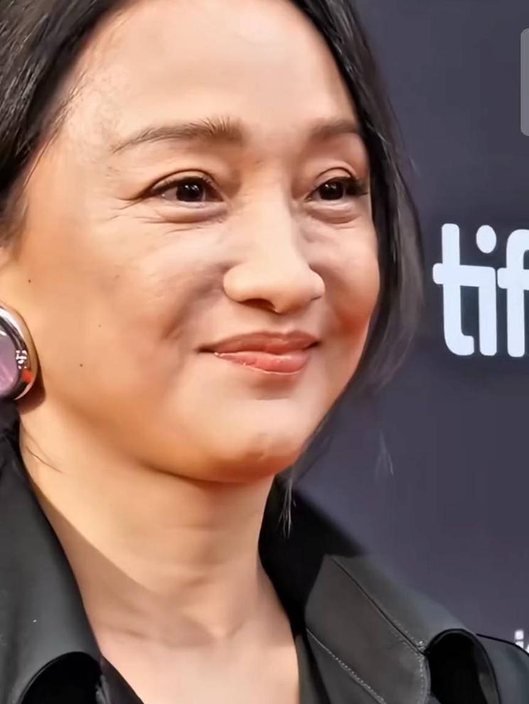 54岁周迅参加某活动，脸上皱纹依稀却还是那么俏皮可爱！