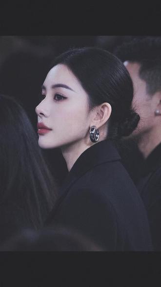 命运推你入局，你就大方落坐。命运推你出局，你就果断离场♥