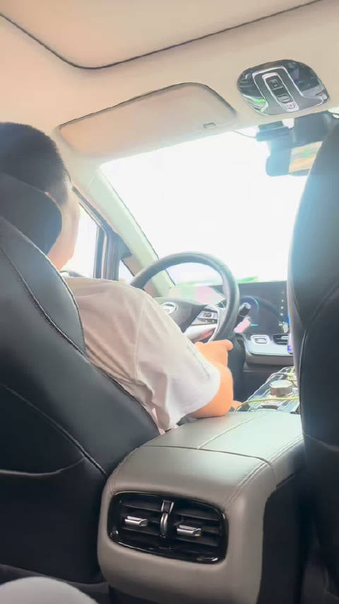 打了辆广汽埃安，司机说这车有个特点，空调温度调到26摄氏度时吹出来的竟然是热风，调到25摄氏度乘客又