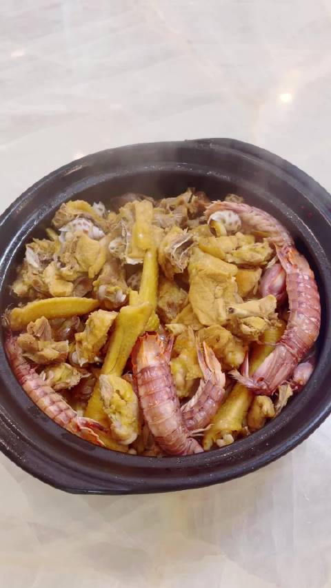 家里吃饭不见得能省钱，这一煲加起来也要200左右，但是真材实料吧，像有些鸡肉真的都难吃，包括朴朴上、