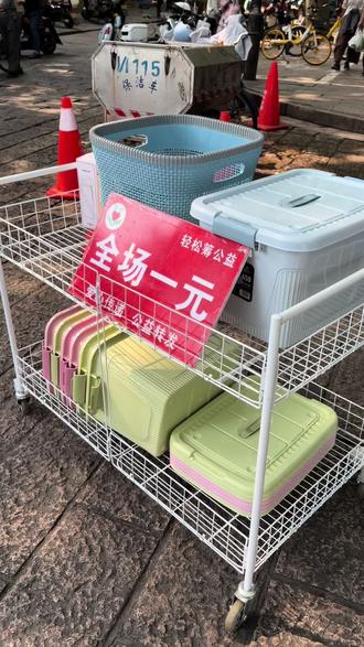 现在的骗子无处不在，打着1元钱转发朋友圈的名义，拿中老年人手机群发，还好有一位很勇敢的姐姐报了警，最