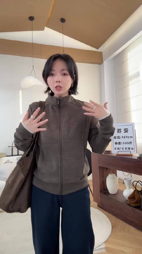 爆瘦小暖皮可以看看店主的讲解视频，这款我是非常推荐的，面料厚厚软软，密度高，含发热纤维保暖到位，做工