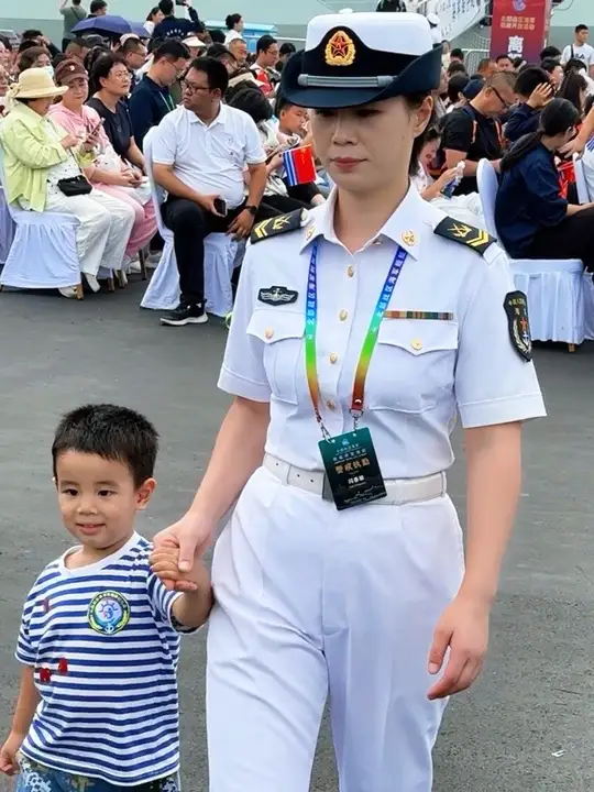 青岛舰艇开放日，遇见最美女海军，她是啥级别