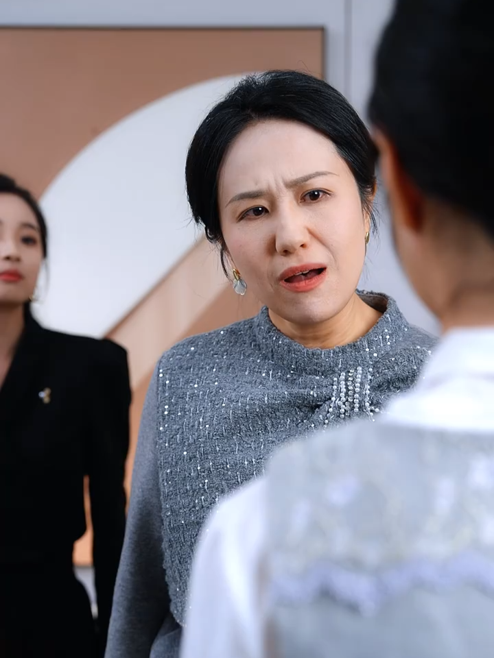 他在相亲时对她一见倾心，她却被养父母逼嫁门当户对的人